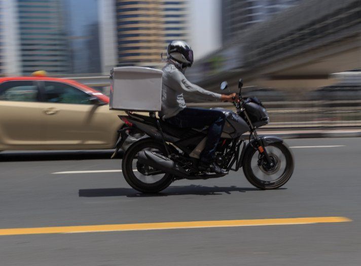 repartidos en moto por carretera en ciudad